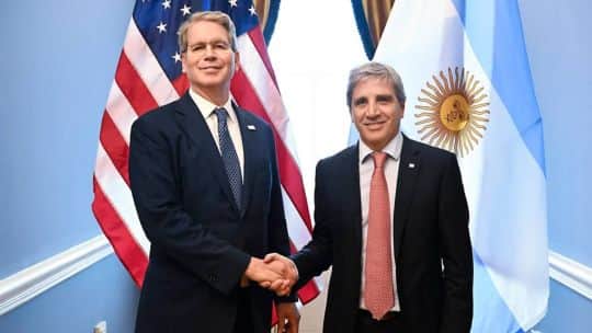 El Gobierno revalida el apoyo financiero de Scott Bessent en la previa de una elección complicada para EE.UU. y sobreactúa contra China