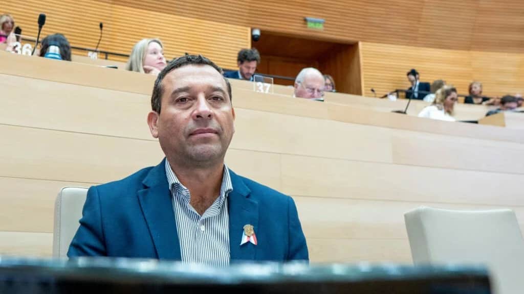 Tras pedir licencia, el legislador «Cañito» Flores renunció a su banca provincial