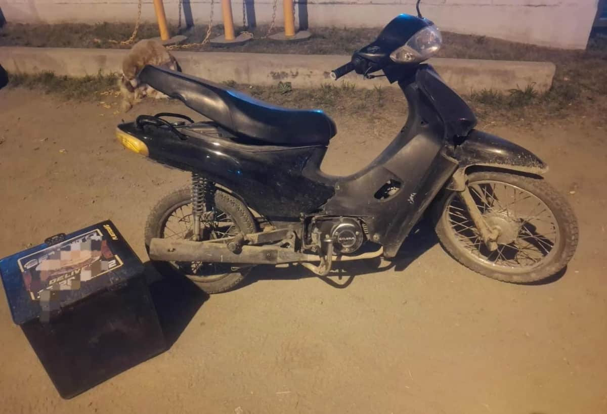 Dos detenidos tras asaltar a un repartidor en Córdoba: recuperaron la moto robada