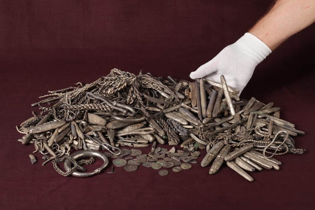 "Es como una caja fuerte vikinga": alguien ha descubierto uno de los mayores tesoros de plata de Dinamarca oculto en un jardín
