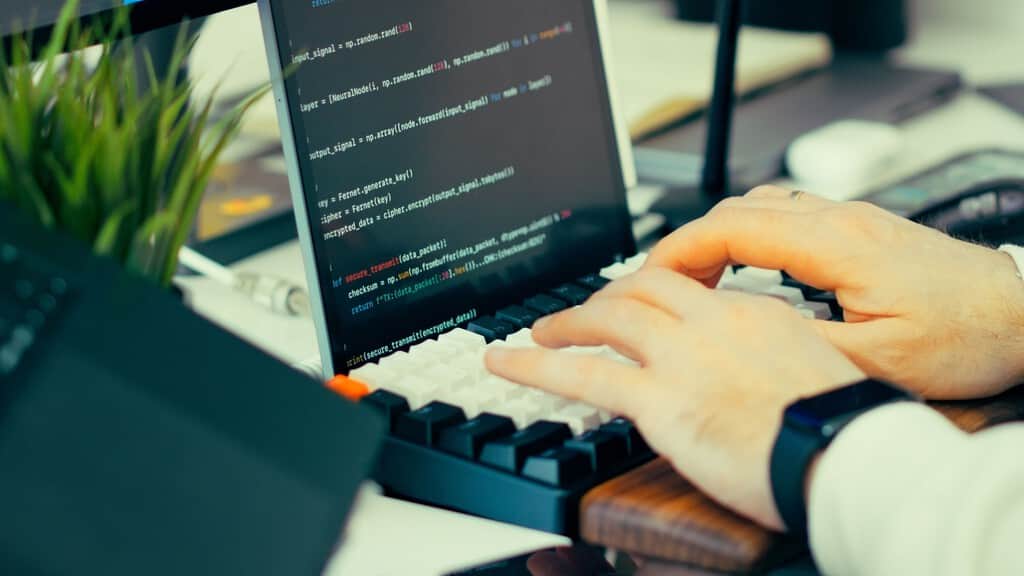 Los agentes de IA están aprendiendo a mejorar su propio software. La clave puede estar en predecir sus errores antes de cometerlos