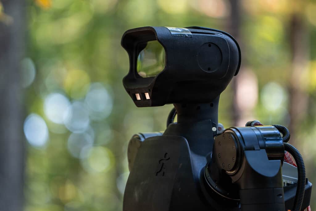 Los robots humanoides empiezan a entrar en los planes militares de EEUU. Alex es uno de los primeros candidatos