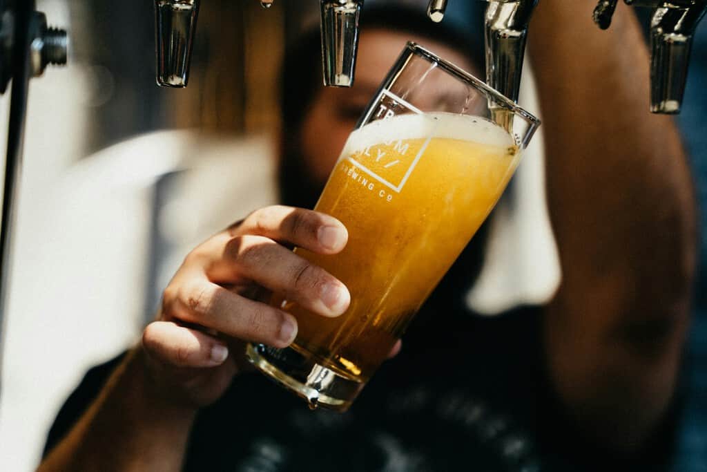En plena crisis europea de la cerveza, España bebe y fabrica más que antes de la pandemia. El secreto: sacar el alcohol de la ecuación