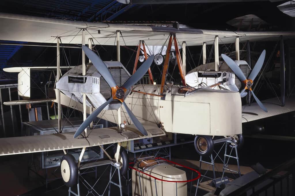 Antes de los grandes aviones de pasajeros, el Atlántico se cruzó sin escalas en un biplano de madera y tela