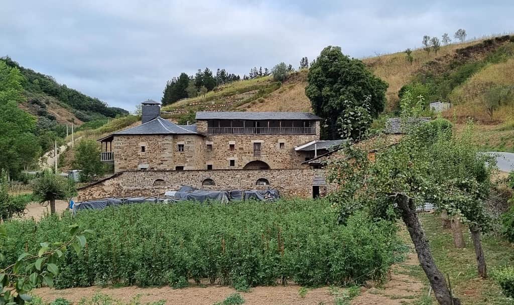 Una bodega de vino del siglo XVIII aparece escondida bajo una antigua granja de un priorato en El Bierzo