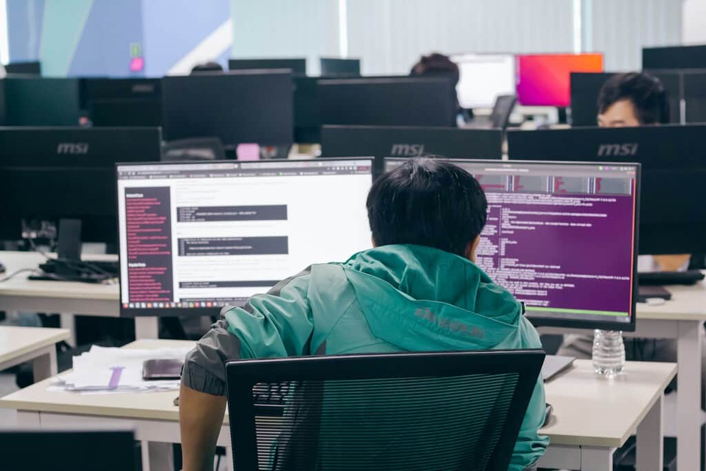La IA había prometido revolucionar el trabajo. Un estudio revela que sus usuarios más fieles han acabado decepcionados