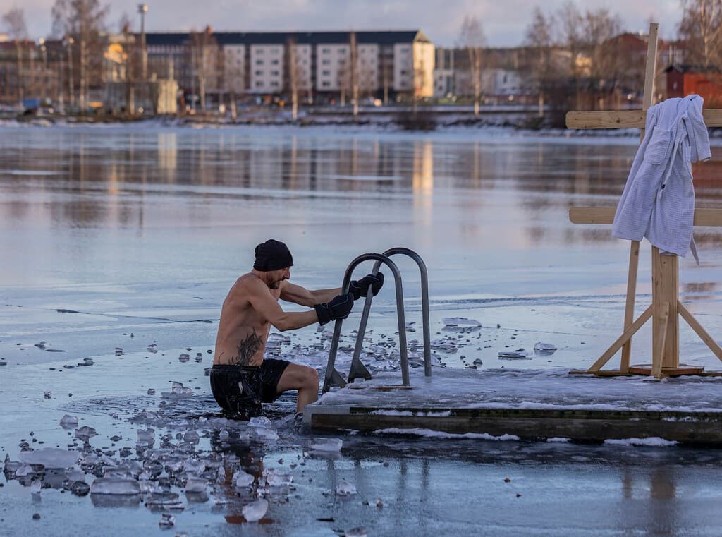 Siete días metiéndose en agua a 14 °C: lo que de verdad dice (y lo que no) el último estudio del “cold plunge”