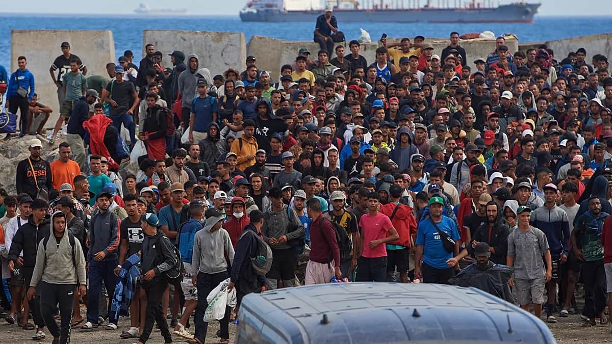 Interior corrige por duplicidad la cifra de menores en Ceuta y la sitúa en unos 1.500