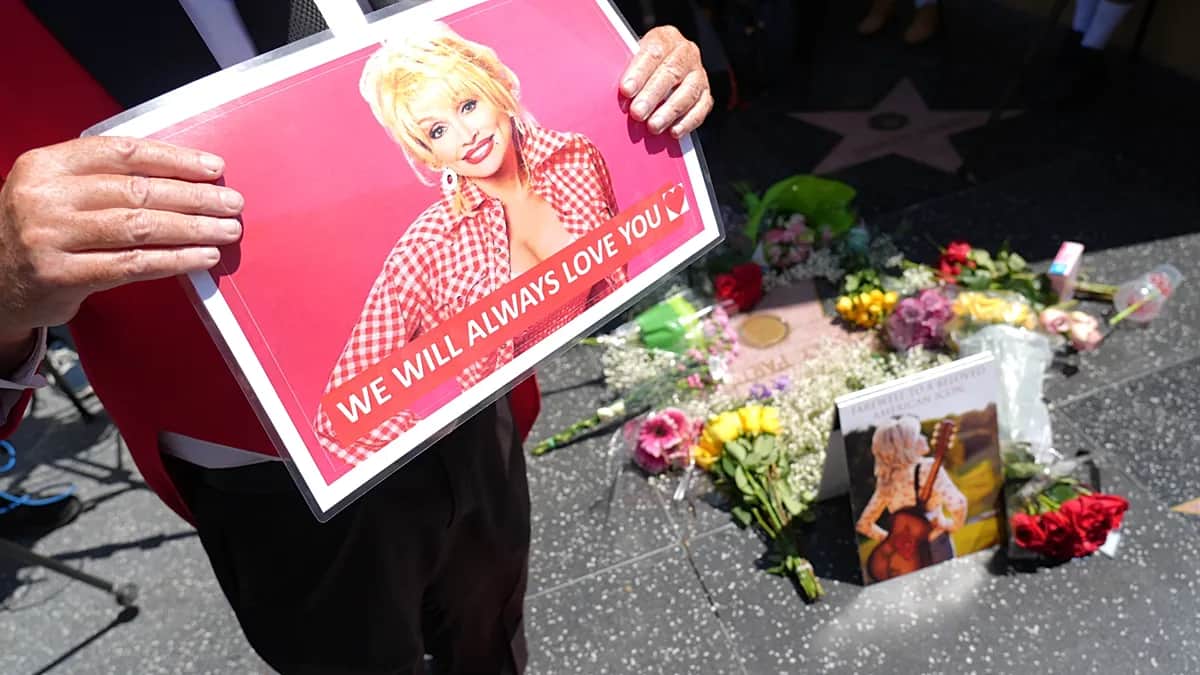 Los seguidores rinden homenaje a Dolly Parton con flores y recuerdos