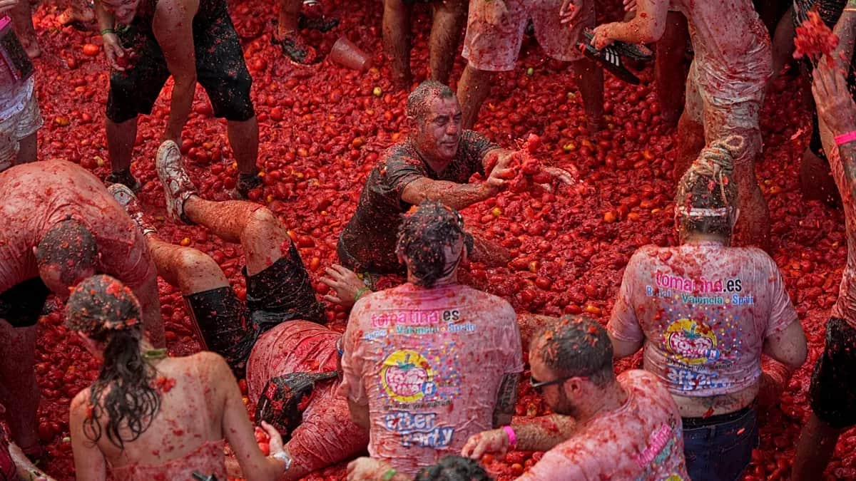 La Tomatina 2026 tiñe de rojo un pueblo español en la batalla anual de tomates