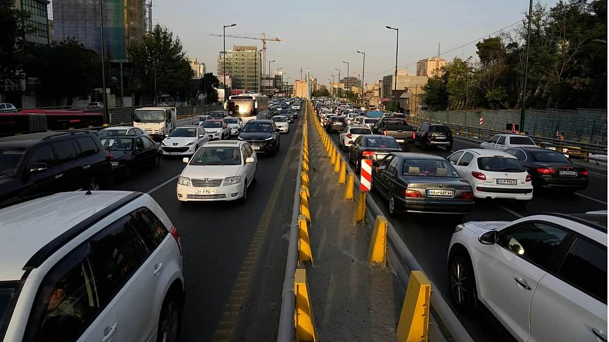 Las colas kilométricas de gasolina en Irán anuncian más presión sobre Teherán