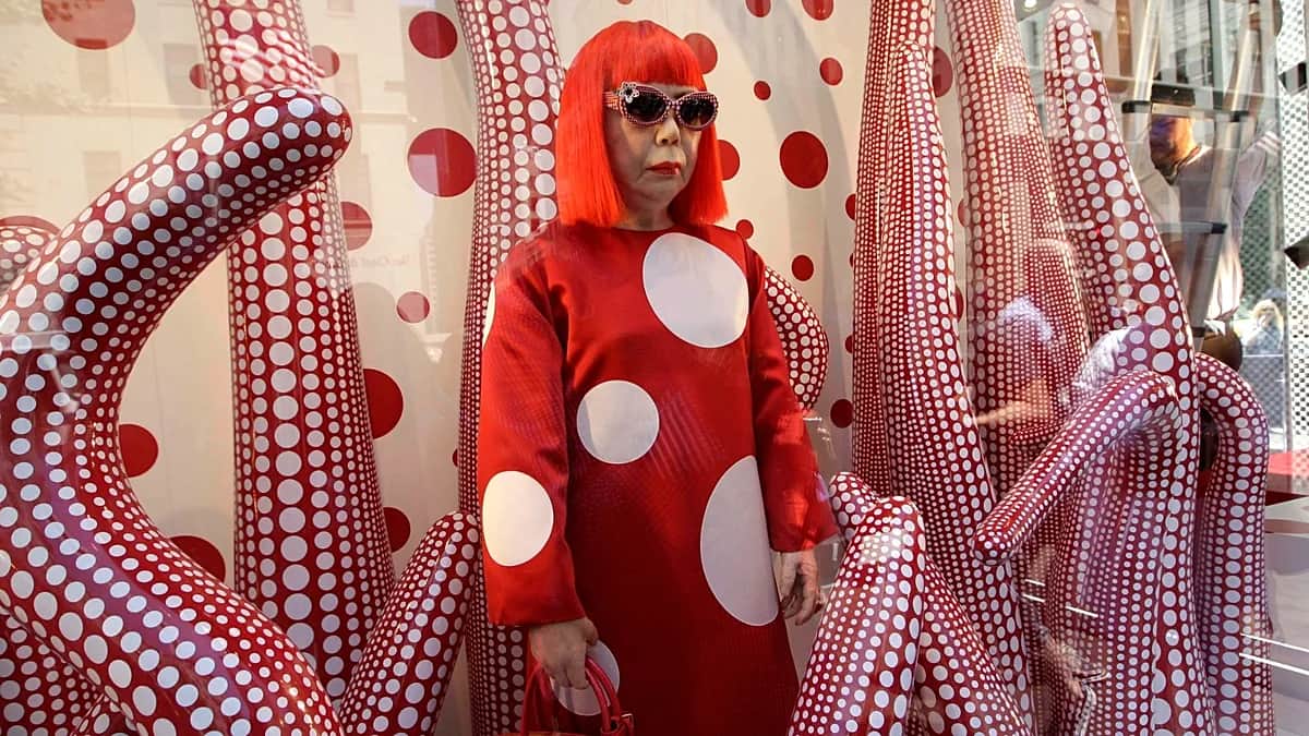 Lunares, salas infinitas y esculturas fálicas, el arte de Yayoi Kusama en imágenes