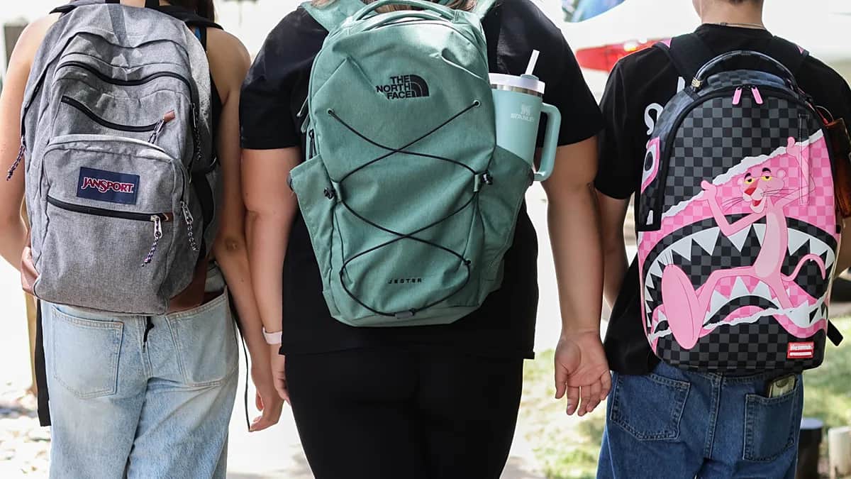 Las mochilas escolares pesadas dañan el cuerpo de los niños, así se aligera la carga