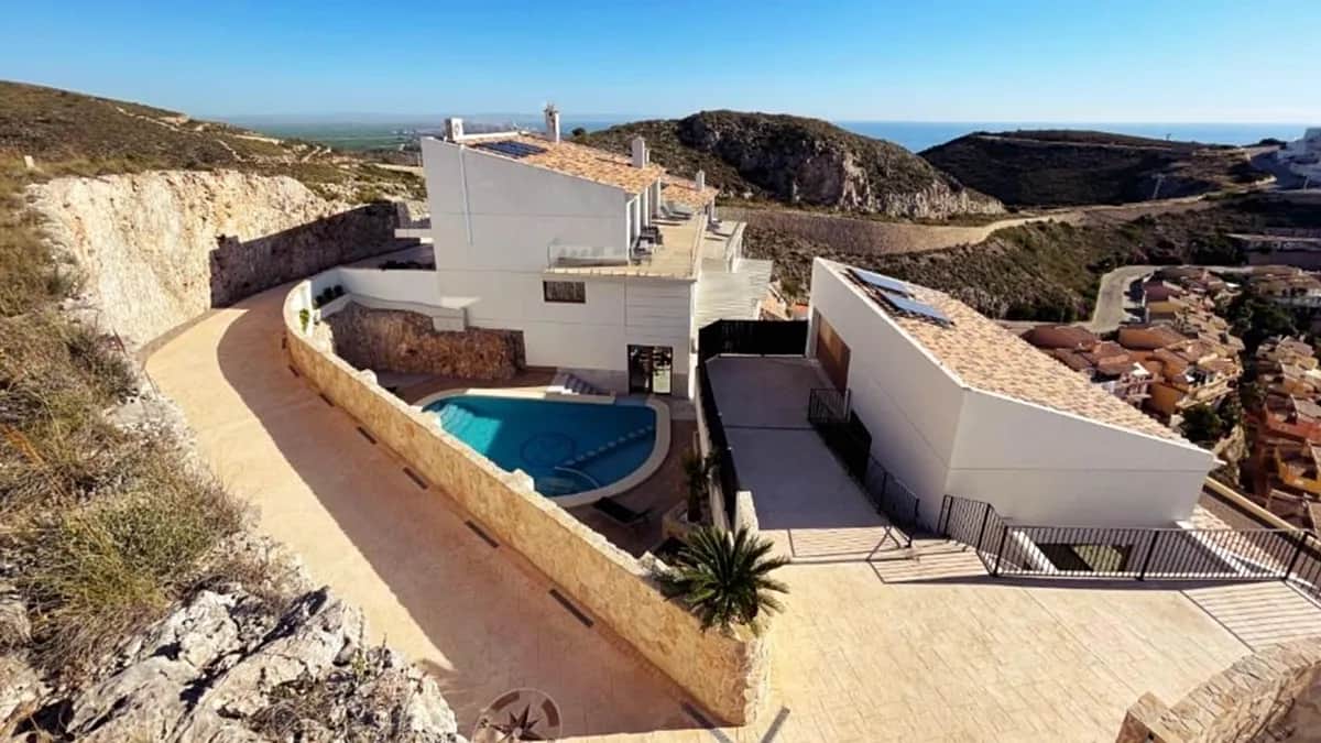 La mujer que murió en el jacuzzi de Cullera era una alta directiva en Londres