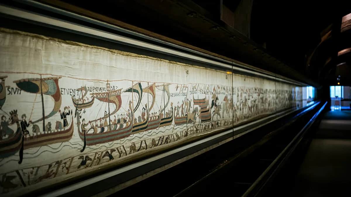 Macron inaugura en Londres la exposición de la tapicería de Bayeux