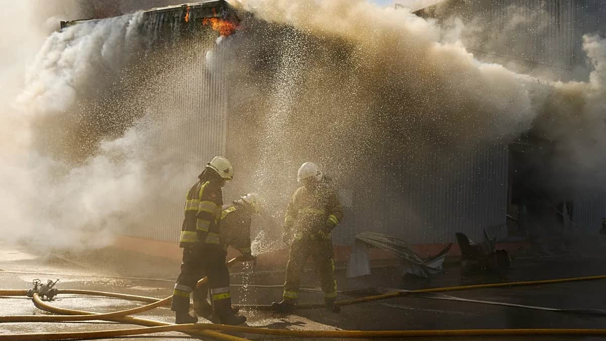 Al menos 27 muertos en un ataque ruso que provocó un gran incendio en un almacén en Bucha
