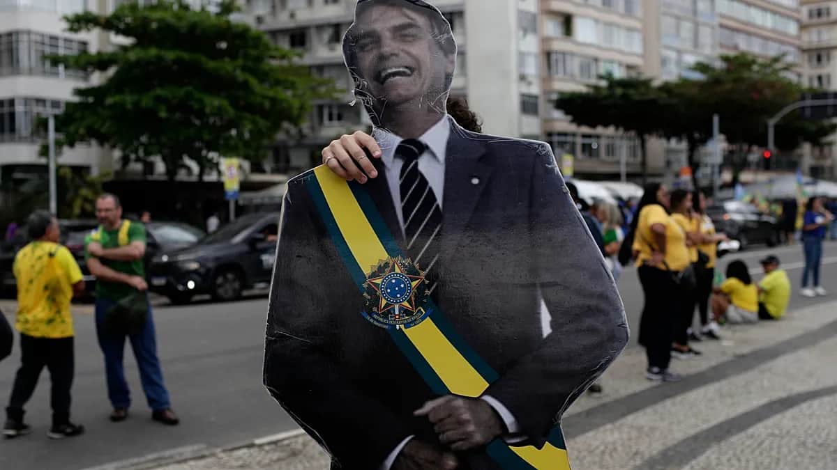 Flávio Bolsonaro tilda de "farsa" el juicio de su padre y promete indultarlo si gana la presidencia en Brasil