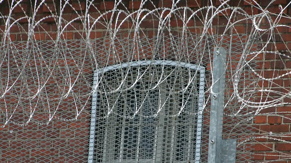Fuga de película en Alemania: un preso corta los barrotes y escapa de la cárcel