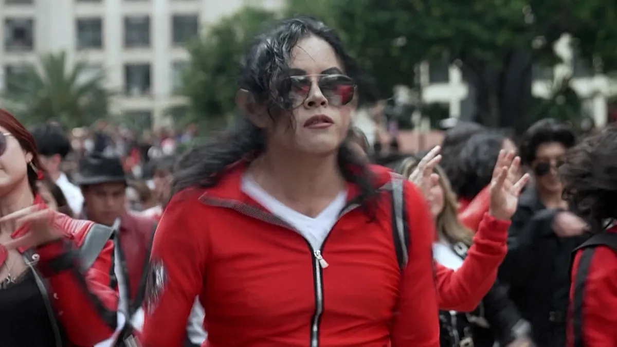 Fans de Michael Jackson bailan Thriller por el 68 cumpleaños del Rey del Pop