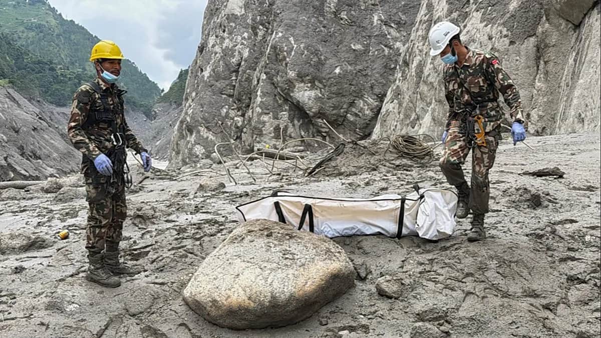 Los muertos sobrepasan el millar en Nepal mientras continúa la polémica por las fosas de los no identificados