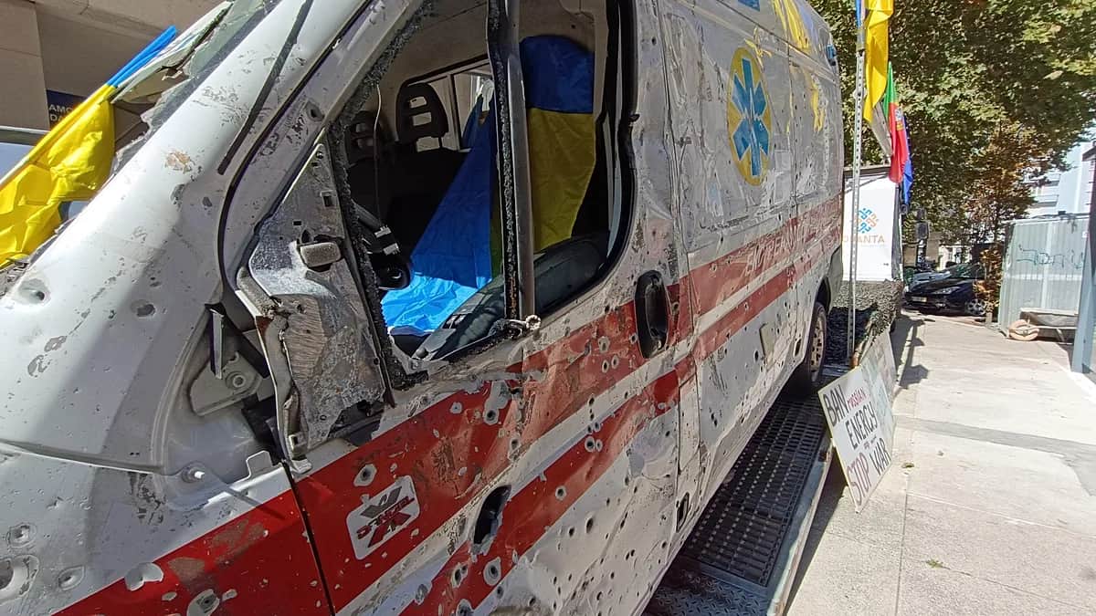 Exponen una ambulancia ucraniana acribillada frente a la Embajada rusa en Lisboa: "Esto no es una película"
