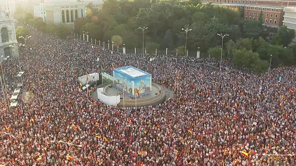 Unas 50.000 personas se concentran en el centro de Madrid en apoyo a Ceuta y contra la gestión del Gobierno