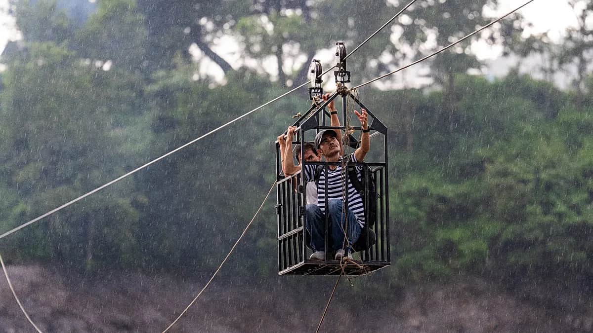 Un cable del Ejército de Nepal ayuda a los supervivientes de Nuwakot a cruzar el río
