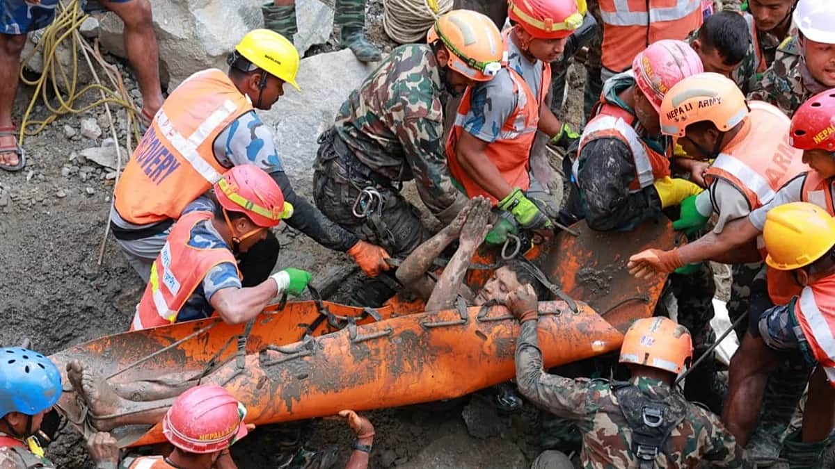 Rescatan a 2 trabajadores atrapados en túnel hidroeléctrico 9 días después de inundaciones en Nepal