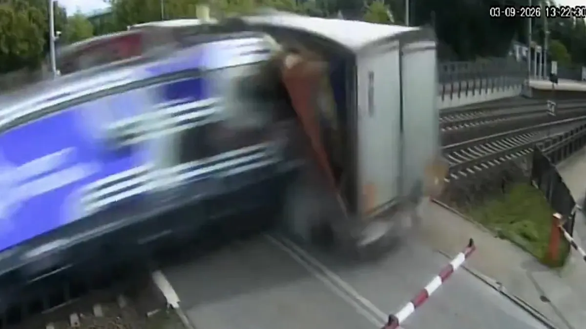 Un tren arrolla a un camión en un paso a nivel en Gdansk (Polonia)