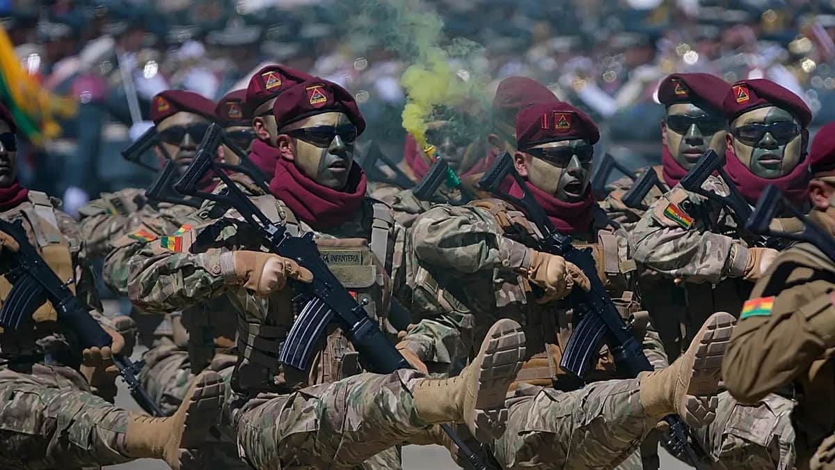 Al menos 2 muertos y 81 heridos tras varias explosiones en una base militar de Bolivia