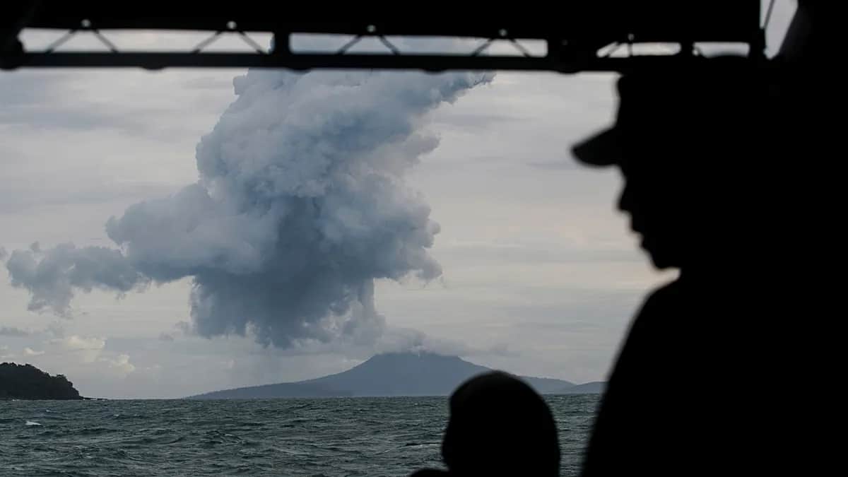 Suspensión masiva de vuelos en el principal aeropuerto de Indonesia por la erupción de un volcán