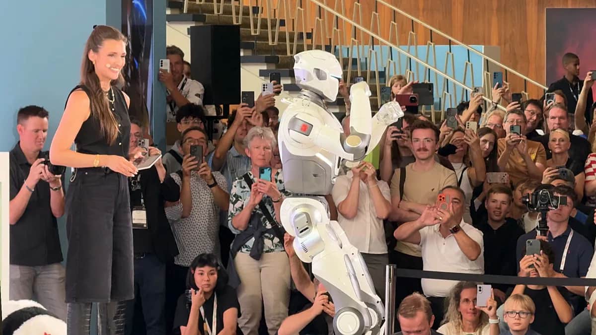 Coladas, volteretas y disfraces de panda, los robots humanoides conquistan la IFA 2026