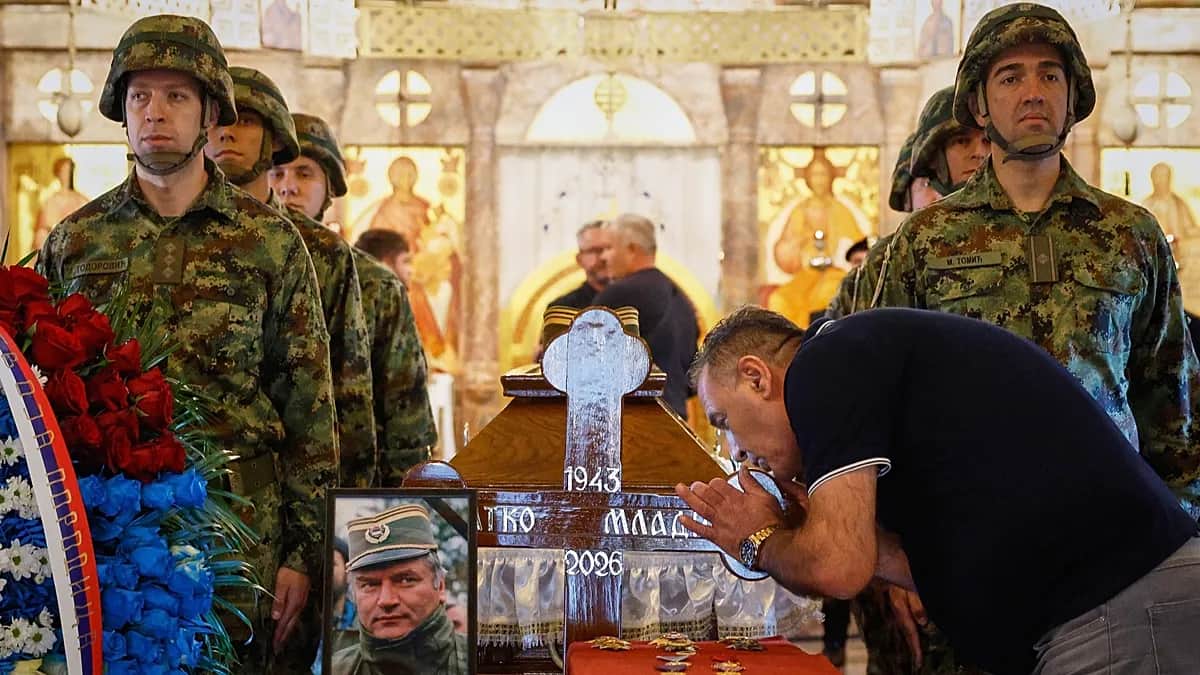 El criminal de guerra serbobosnio Ratko Mladić, enterrado en Belgrado como un héroe