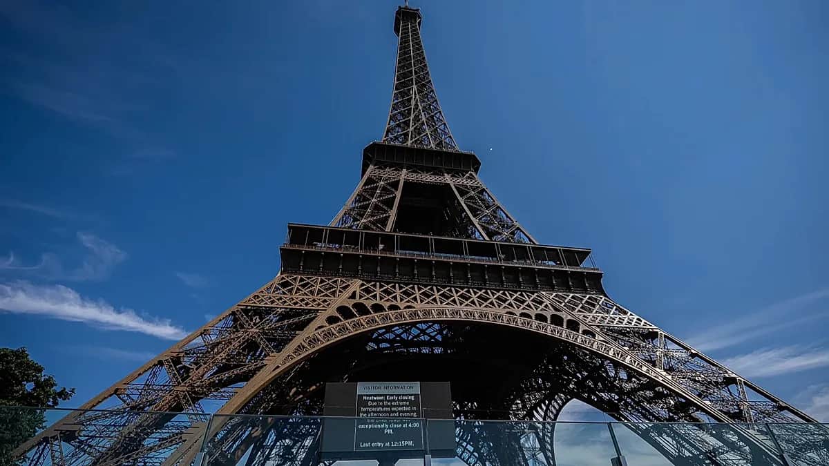 La Torre Eiffel cierra por huelga tras ocultar a sus trabajadoras tras la petición de unos visitantes hindúes