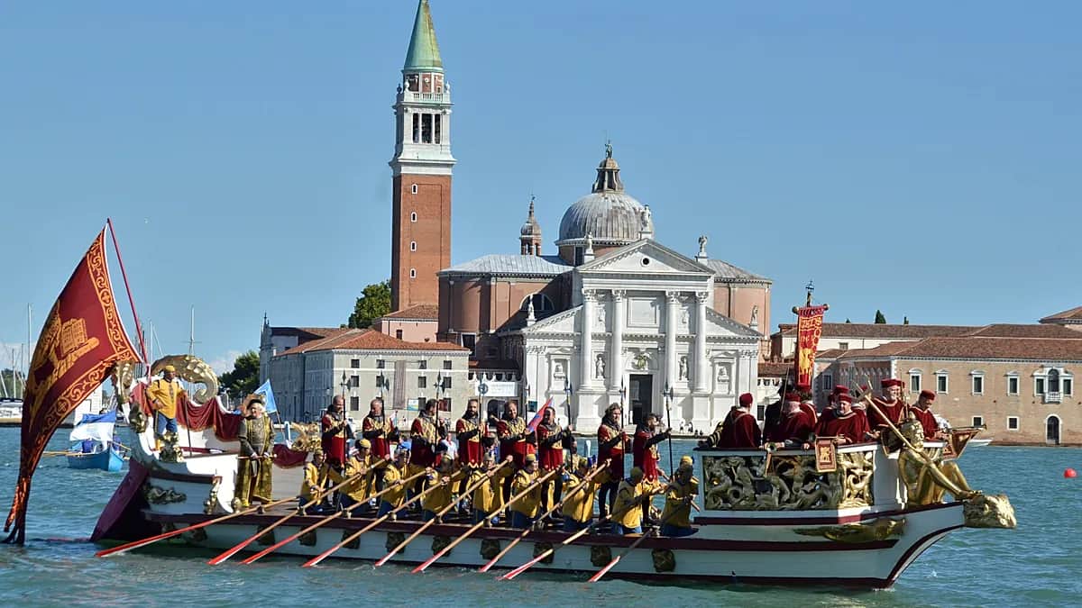 La histórica Regata Storica de Venecia llena el Gran Canal de embarcaciones de colores