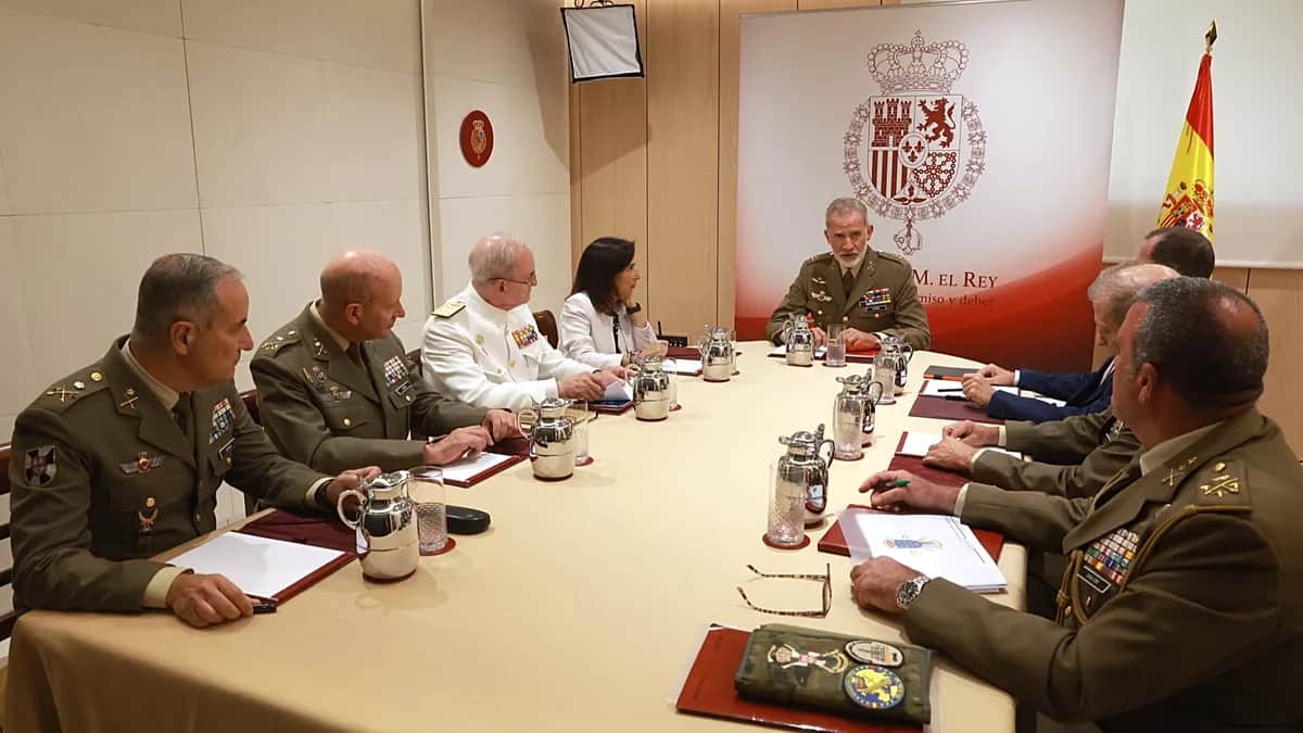 Robles y Felipe VI se reúnen para analizar la defensa de Ceuta