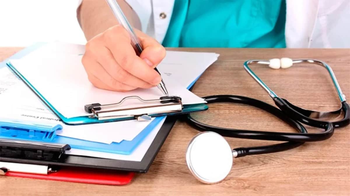 Un informe estima que 1,2 millones de personas pasaron a depender solo de la salud pública y el Gobierno cuestiona la cifra