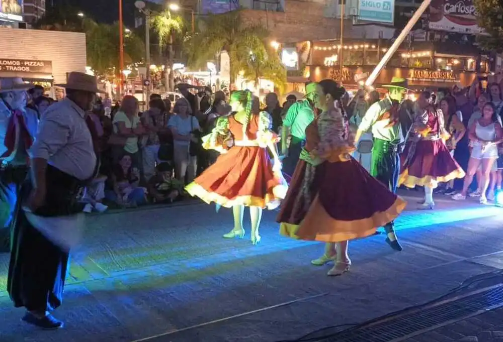 “Protesta bailada”: alumnos del departamento Arte en Movimiento convocan a defender los talleres de Folclore