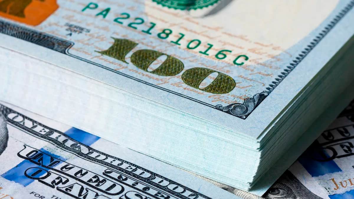 El dólar blue anotó su tercera suba semanal al hilo, pero se achicó la brecha con el oficial