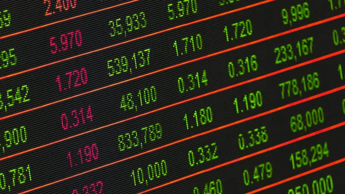 Los futuros de Wall Street extienden las pérdidas, mientras el petróleo frena la escalada