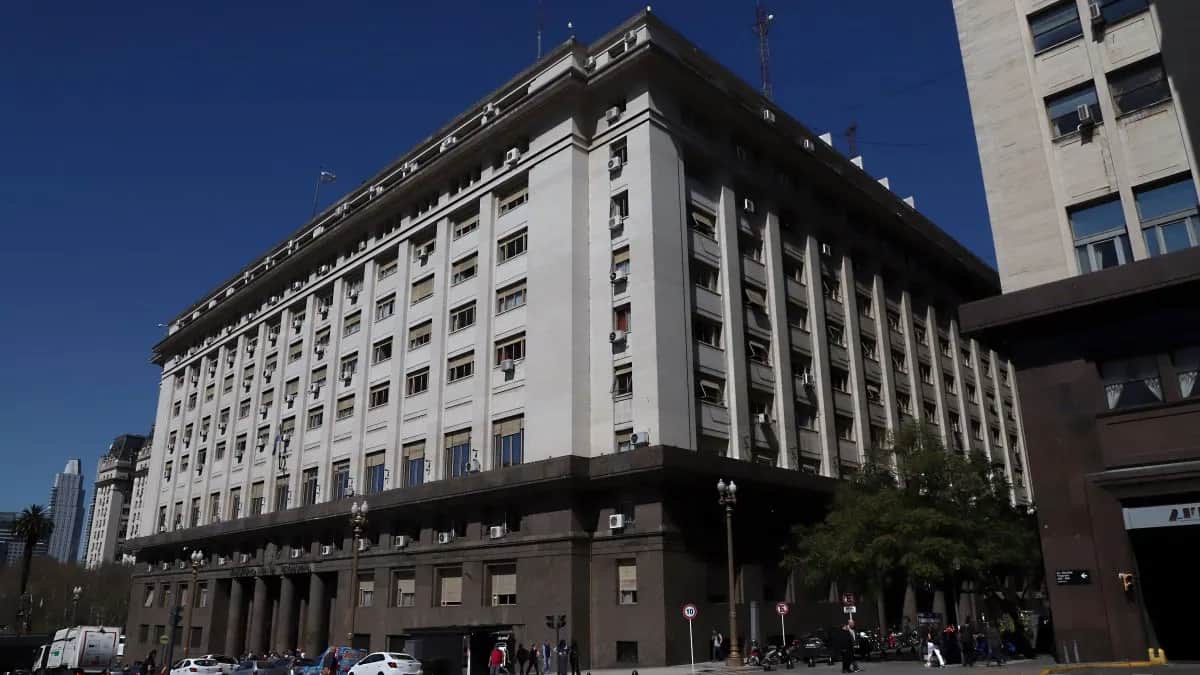 Deuda: Economía busca renovar $8,13 billones con títulos que vencen antes de las elecciones 2027