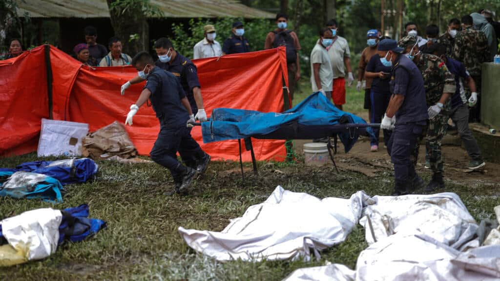 “La gente quiere recuperar a sus familiares, vivos o muertos”: la tragedia se extiende a las morgues de Nepal