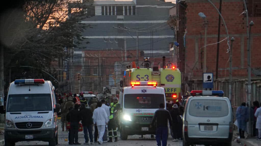 Bolivia investiga las explosiones en un cuartel de Viacha mientras crece la incertidumbre por los militares desaparecidos