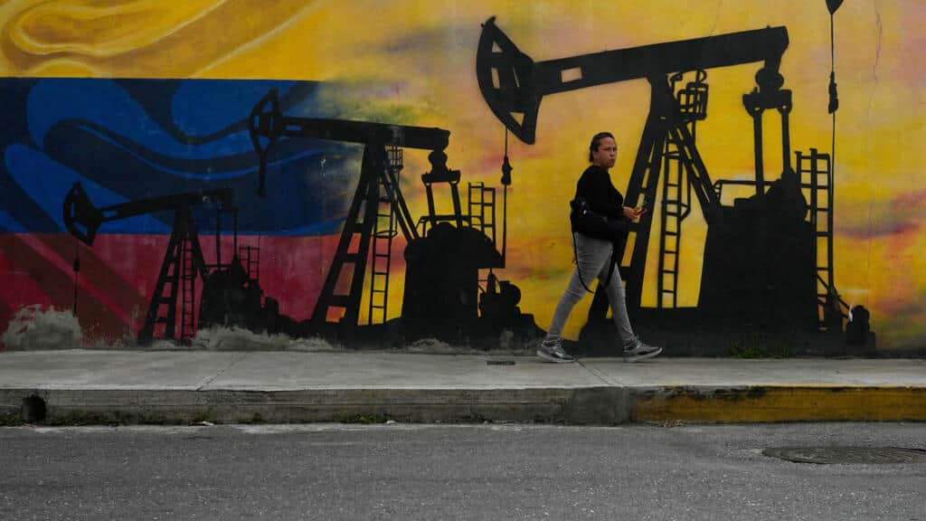 ¿Qué gana y qué cede Venezuela con el "histórico" acuerdo petrolero con Trump?