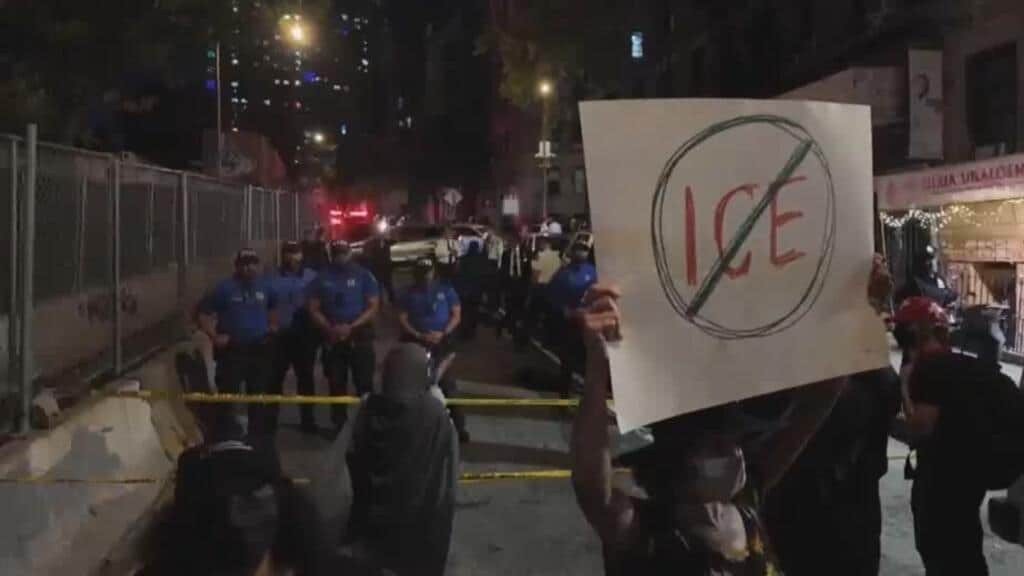ICE hiere de bala a un hombre que estaba en un vehículo estacionado con su hijo