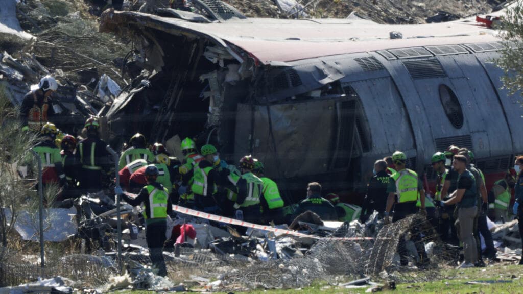 “Reanude marcha normal”: revelan los audios que ponen bajo la lupa las órdenes antes del choque de trenes en España