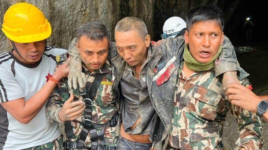 Dos nuevos rescates alientan a seguir las tareas de búsqueda, diez días después de la riada en Nepal