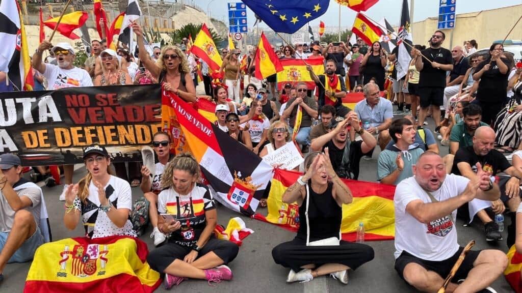 Nuevas protestas piden por los niños de Ceuta; España deporta a 21 migrantes por atacar a militares