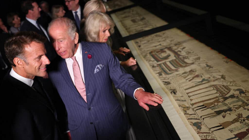 Emmanuel Macron y el rey Carlos III visitan juntos la histórica exposición del tapiz de Bayeux