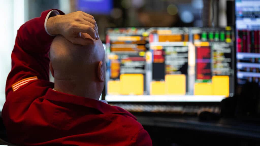 Los mercados tambalean tras los nuevos ataques entre EE. UU. e Irán: la bolsa cae y el crudo repunta